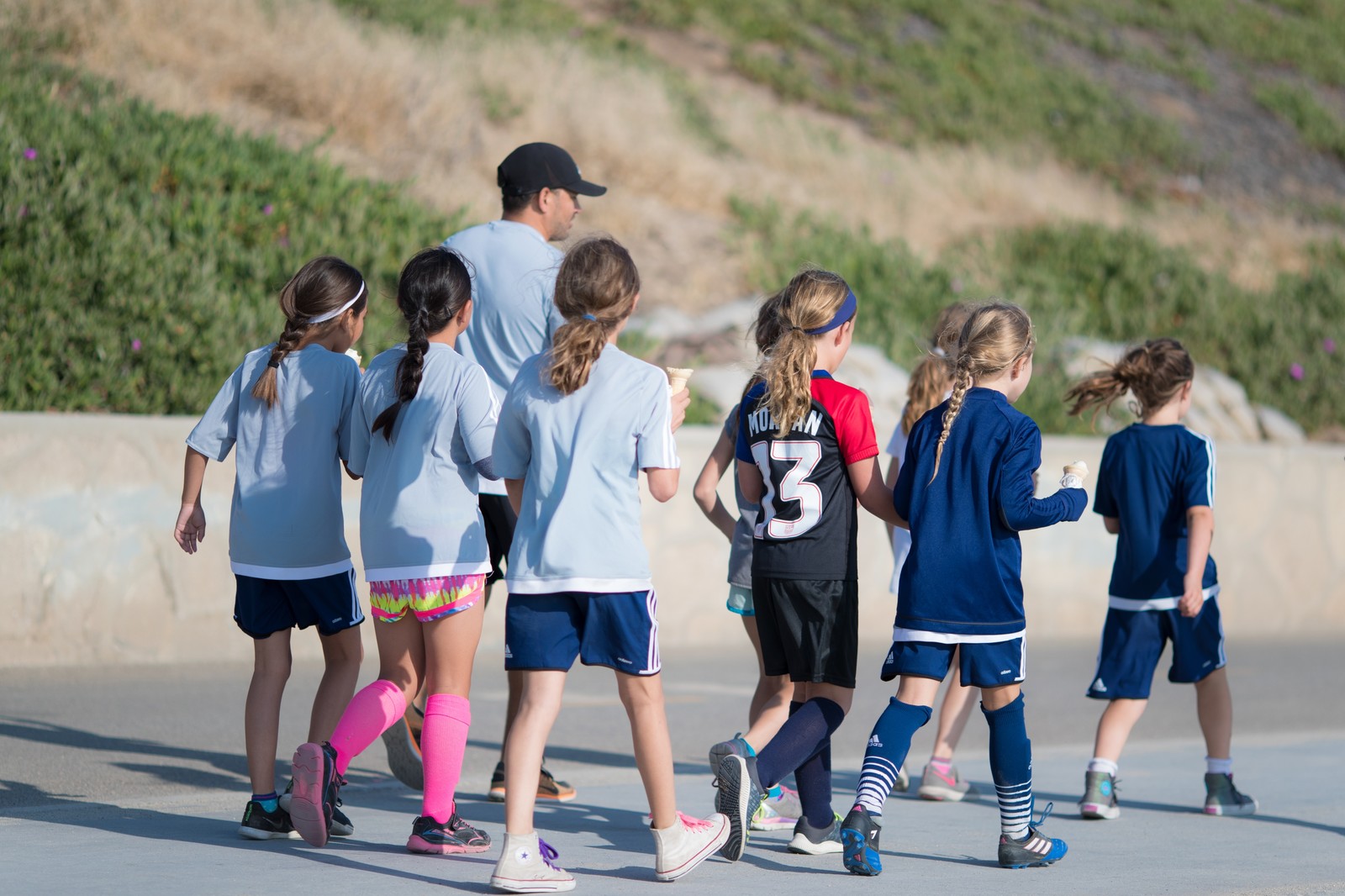ウォーキングする海外の子供たち