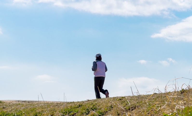 河川敷でジョギングする人